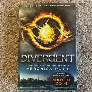 Divergent Book by Veronica Roth